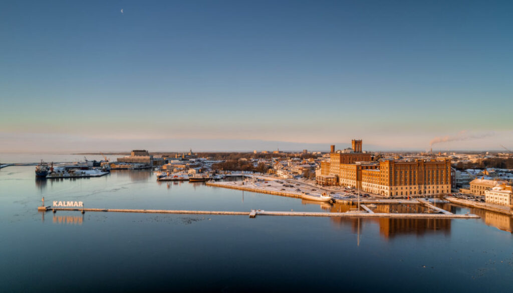Residensstaden Kalmar är inte bara utsedd till Årets sommarstad fyra år i rad. Även att bosätta sig i staden är populärt och nu planeras bland annat en ny stadsdel i Snurrom för 8000 boende. Foto: Kalmar kommun